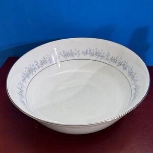 Elegant White and Blue Floral Bowl Noritake Marywood (2181) vegetable bowl 9”